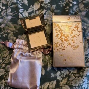 Chantecaille Elegant Setting Powder. New inbox with pouch. Limited edition.